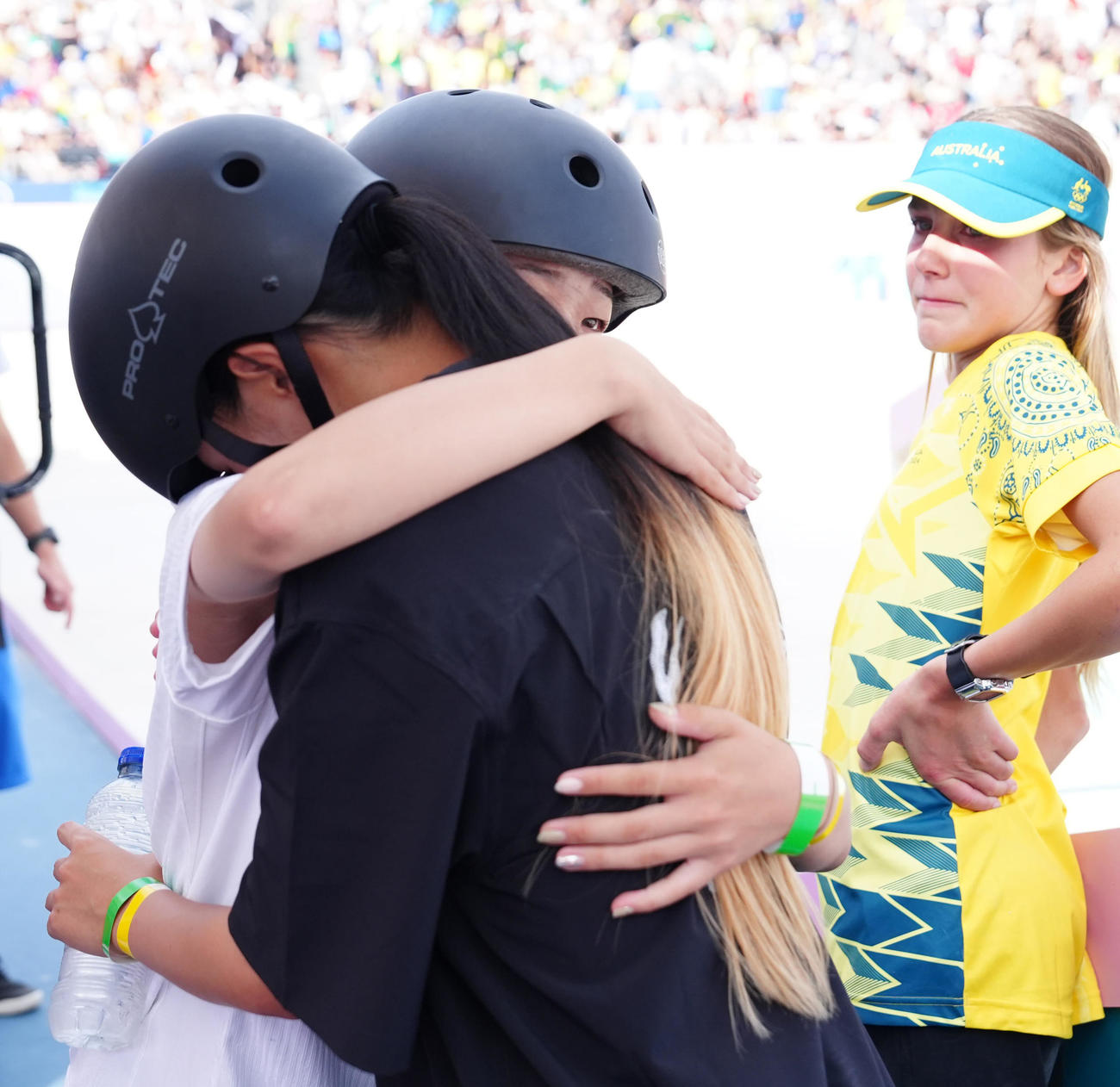 スケートボード女子ストリート決勝後、抱き合う吉沢（左）と赤間（撮影・江口和貴）