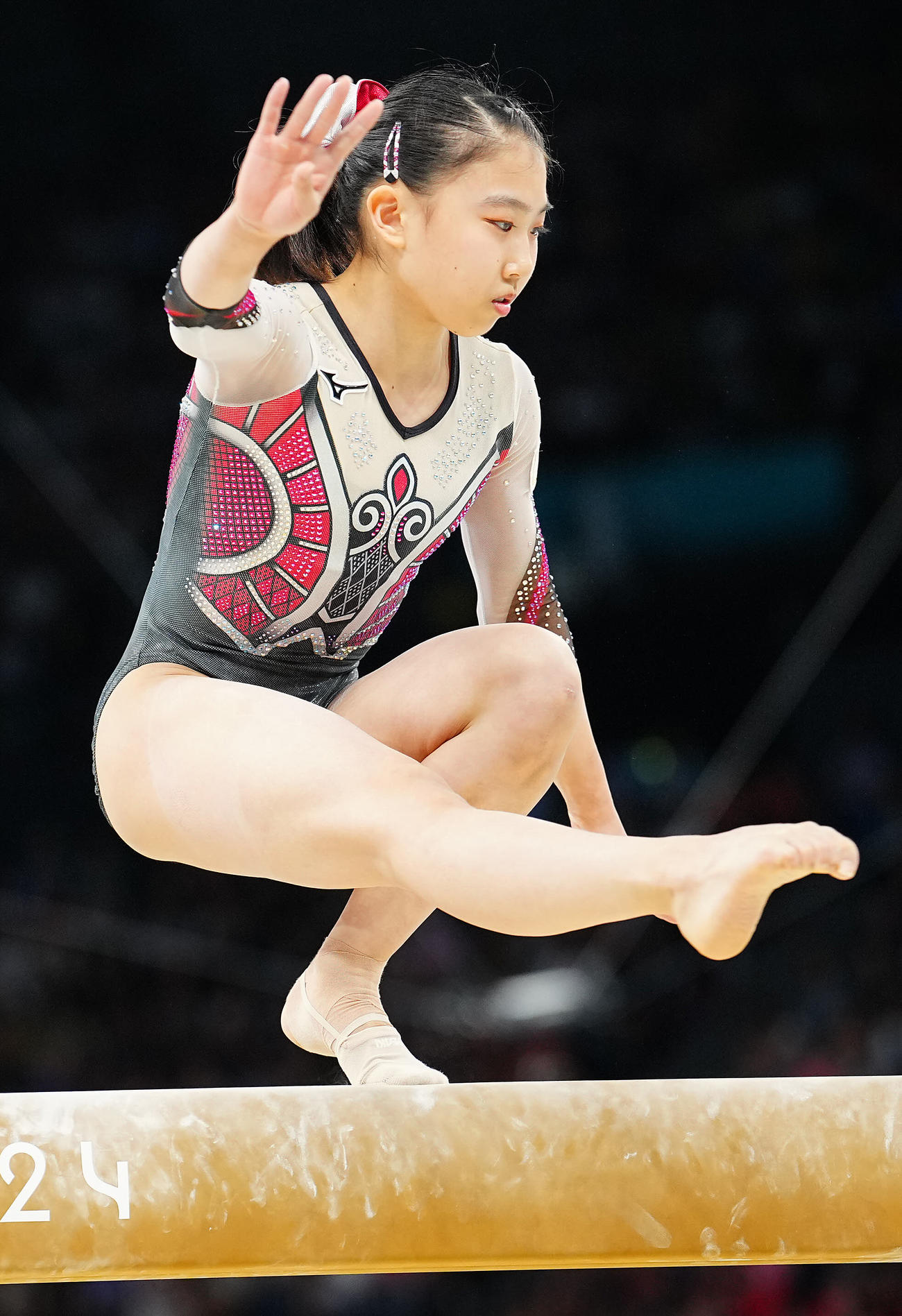 体操女子団体予選、平均台の演技をする岸（撮影・垰建太）