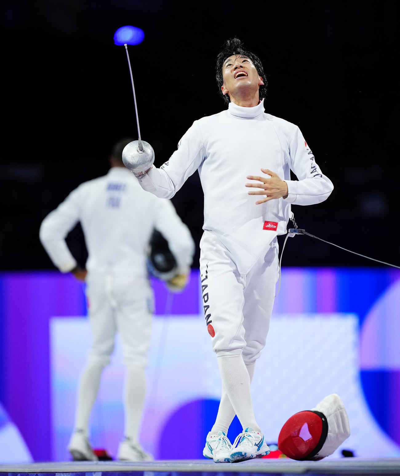 フェンシング男子エペ個人決勝、勝利で金メダルを決め天をあおぐ加納（撮影・垰建太）