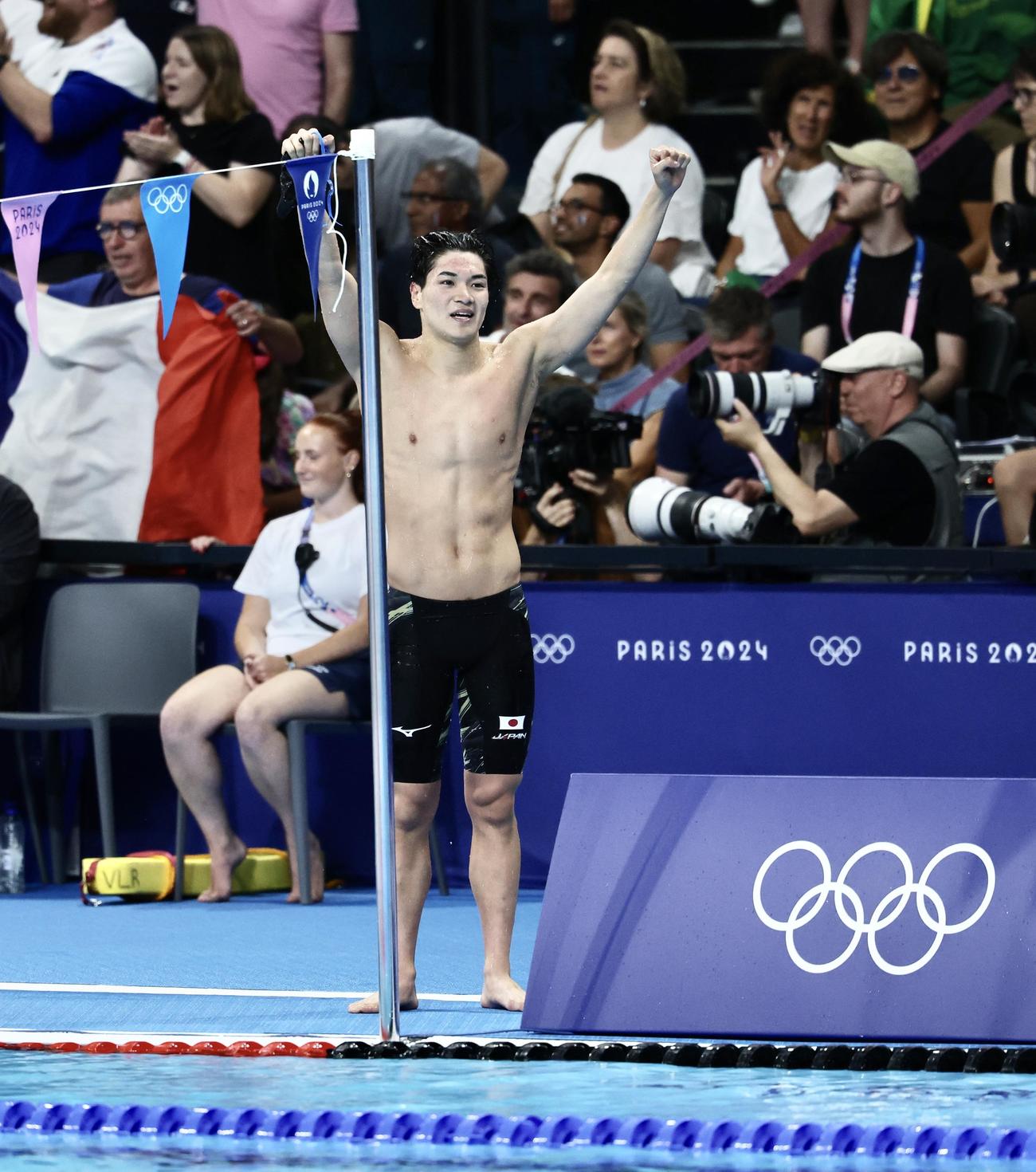男子400メートル個人メドレー決勝　銀メダルを決め、水から上がりガッツポーズする松下（撮影・河田真司）