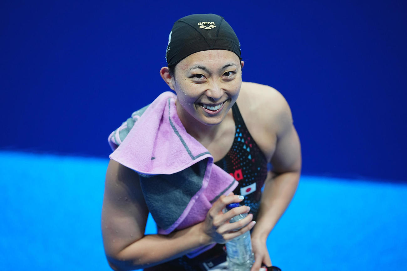 競泳女子200メートル平泳ぎ準決勝、決勝進出を決めた鈴木は笑顔を見せる（撮影・垰建太）