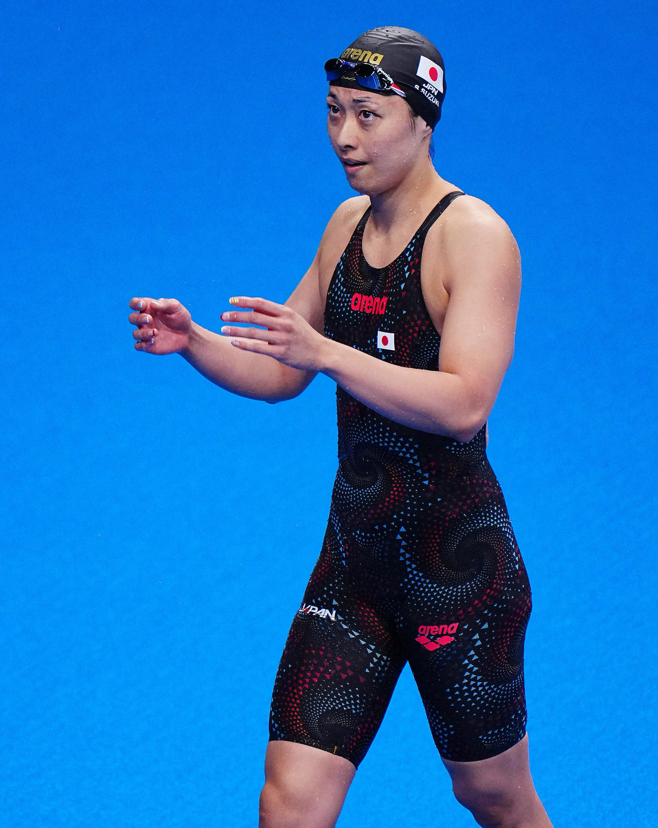 競泳女子200メートル平泳ぎ準決勝、決勝進出を決めた鈴木は表情を引き締める（撮影・垰建太）