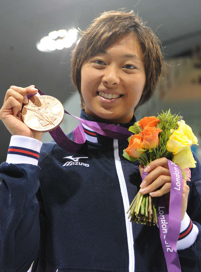 ロンドン五輪女子100メートル平泳ぎで3位の鈴木聡美（2012年7月30日）