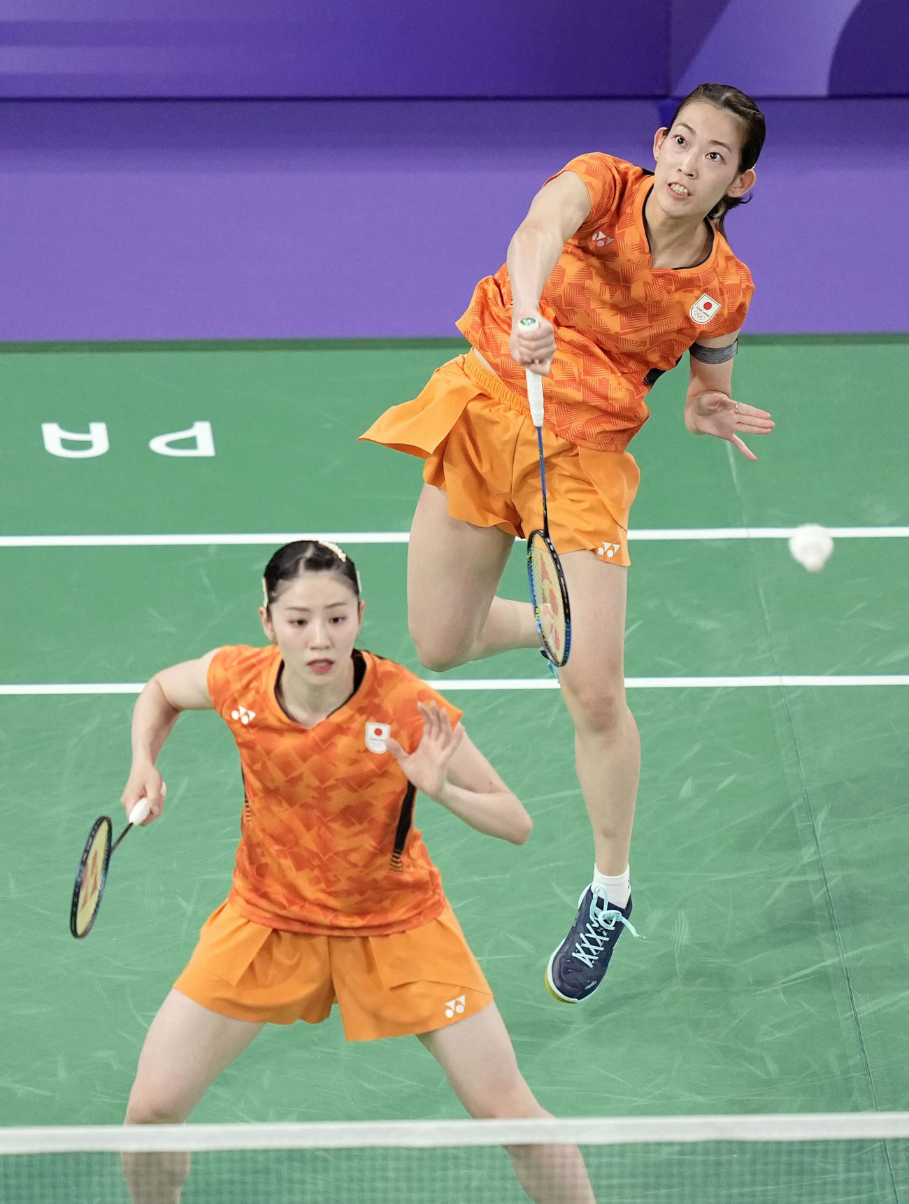 女子ダブルス準々決勝　デンマークペアと対戦する志田千陽（手前）、松山奈未組＝パリ（共同）