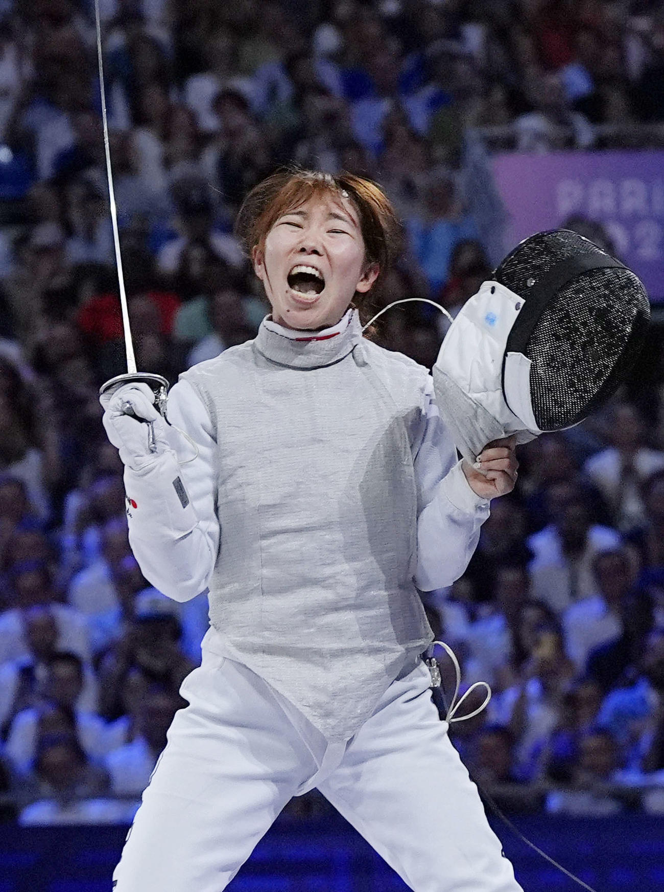 女子フルーレ団体3位決定戦でカナダに勝利し銅メダル獲得を決め、喜ぶ上野（共同）