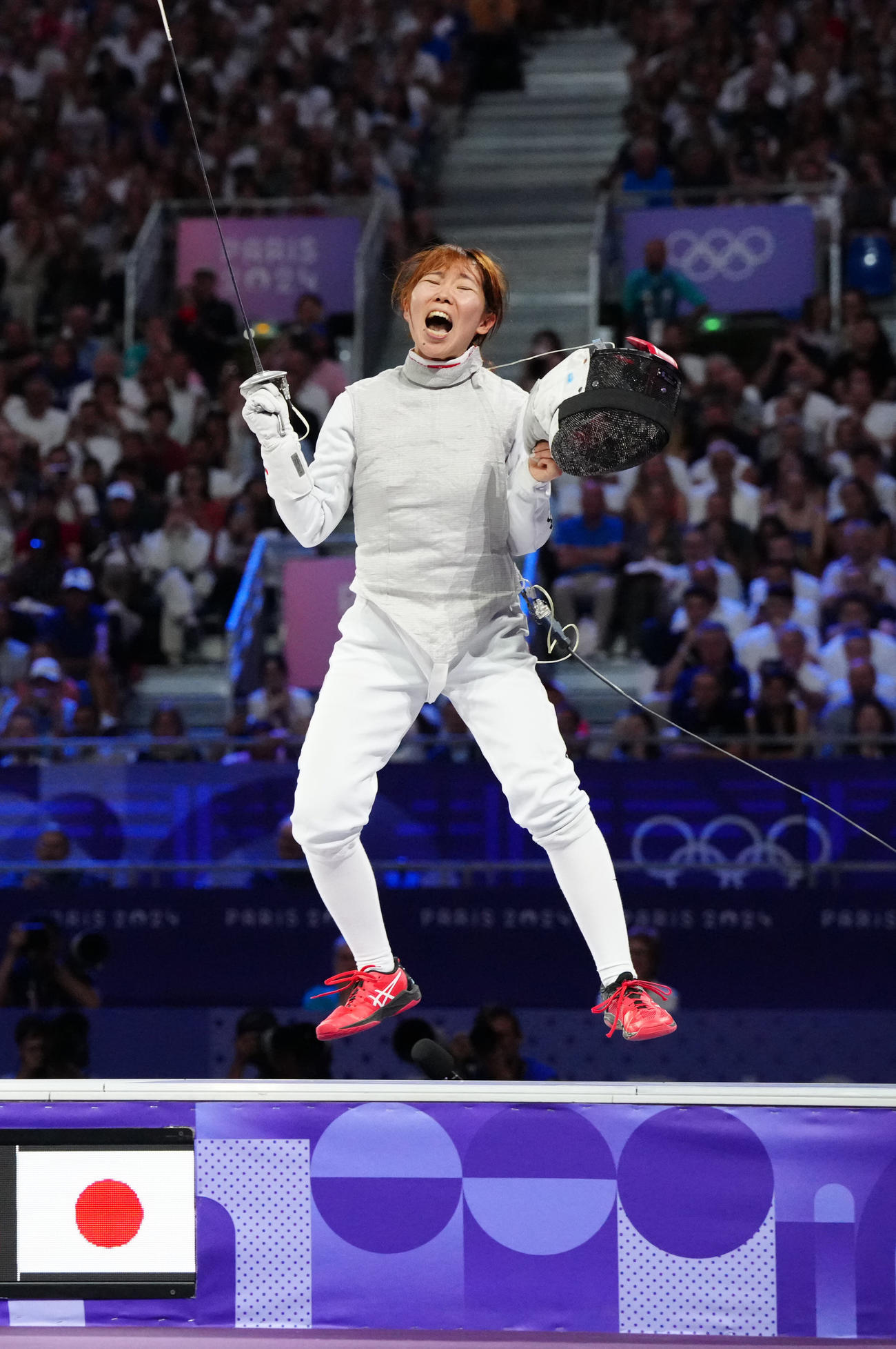 フェンシング女子フルーレ団体　カナダとの3位決定戦に勝利し、銅メダルを獲得し、歓喜する上野（撮影・江口和貴）