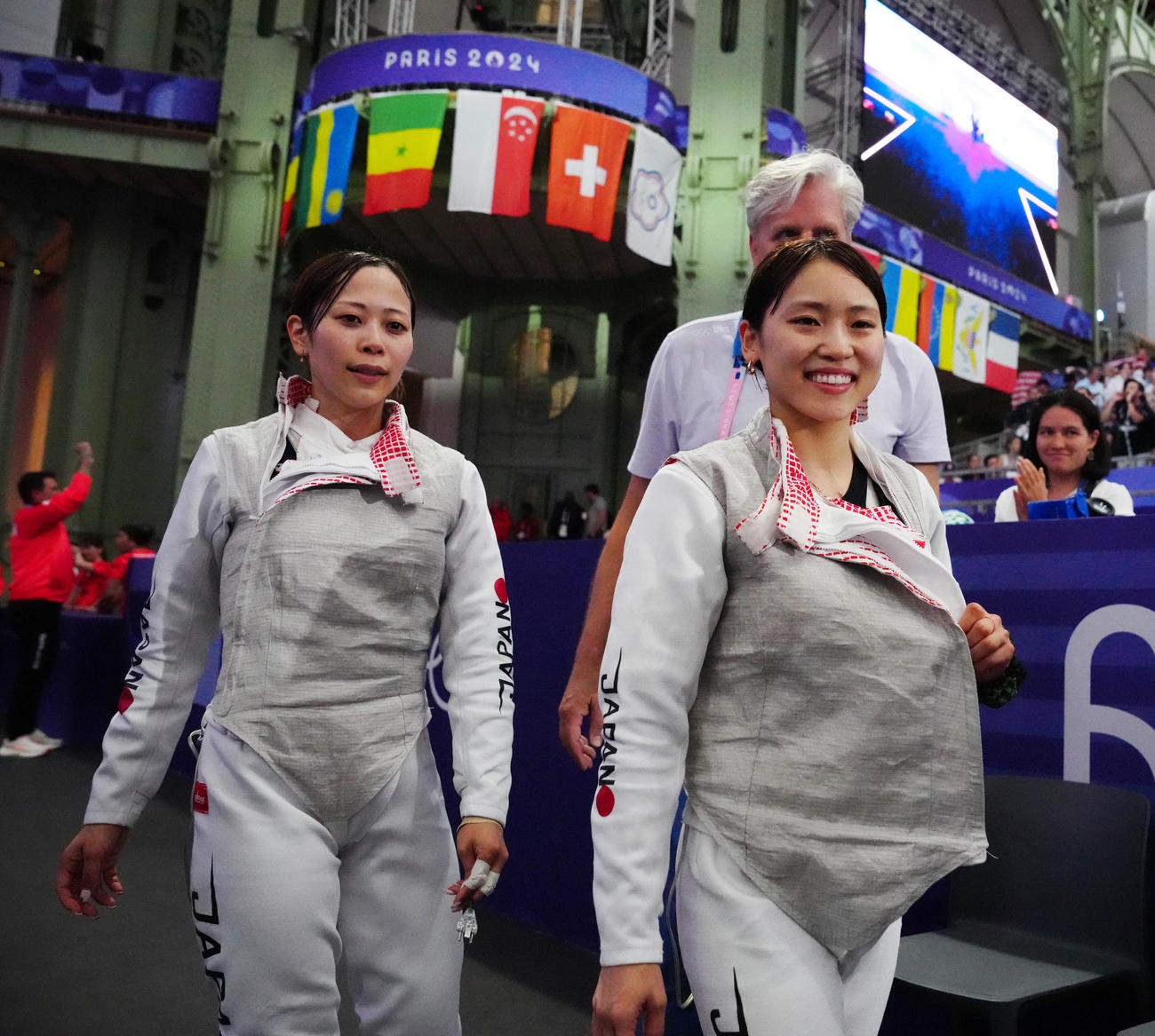 フェンシング女子フルーレ団体　3位決定戦　日本対カナダ　試合後、笑顔で引き揚げる東（右）と菊池（撮影・江口和貴）