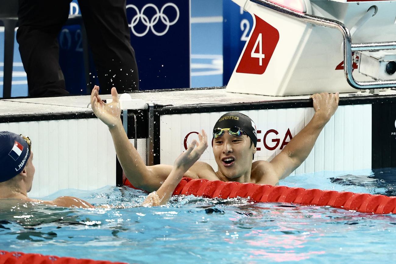 男子200メートル個人メドレー準決勝　決勝進出を決める瀬戸＝2024年8月1日