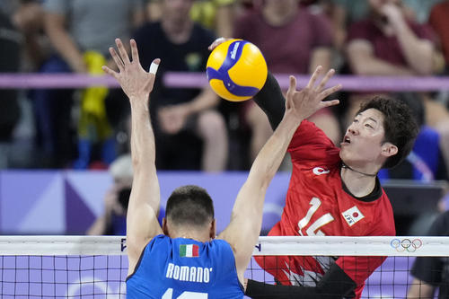 日本対イタリア　スパイクを打つ石川祐希（AP)