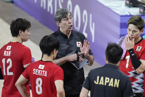 日本対イタリア　ブラン監督の指示を聞く選手たち（AP)