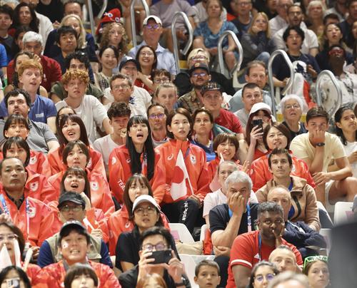 日本対イタリア　客席で応援する古賀（中央）ら女子日本代表（撮影・河田真司）