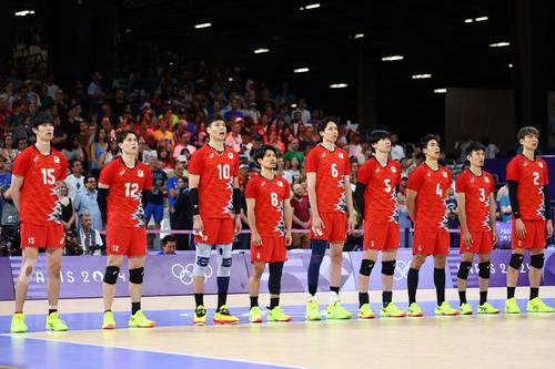日本対イタリア　試合前、君が代を歌う日本代表（ロイター）