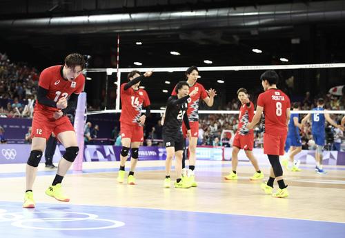 第4S、ポイントする高橋藍（左）ら日本代表（撮影・河田真司）