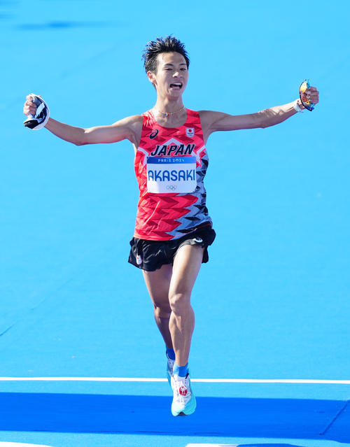 男子マラソンで力走し6位でゴールする赤崎（撮影・江口和貴）