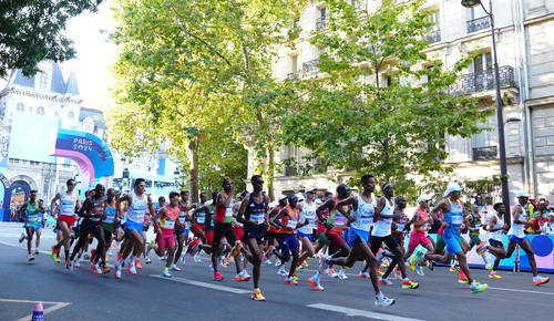 男子マラソンでスタートする選手たち（撮影・江口和貴）