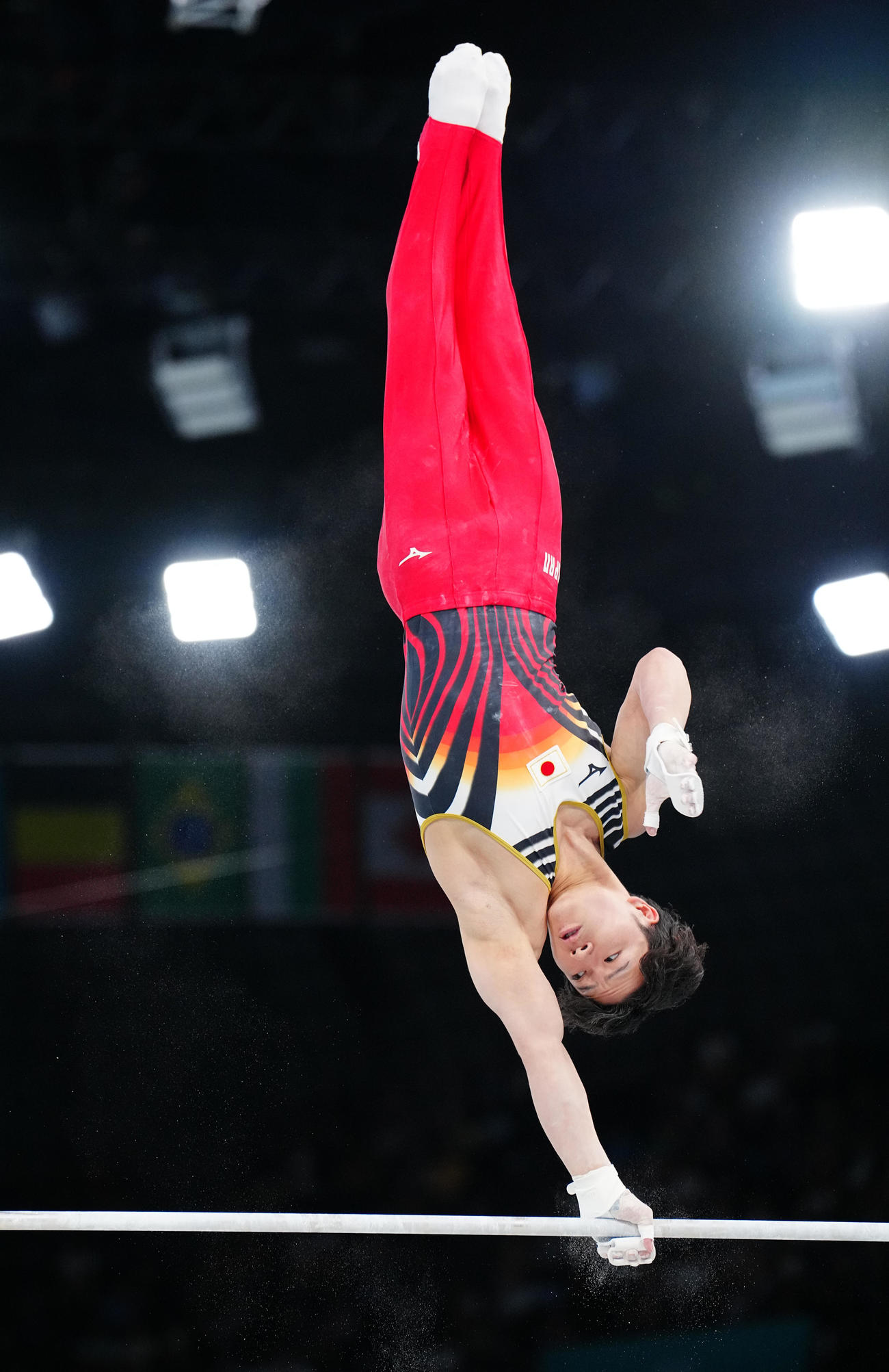 体操男子種目別決勝、鉄棒の演技をする岡（撮影・垰建太）