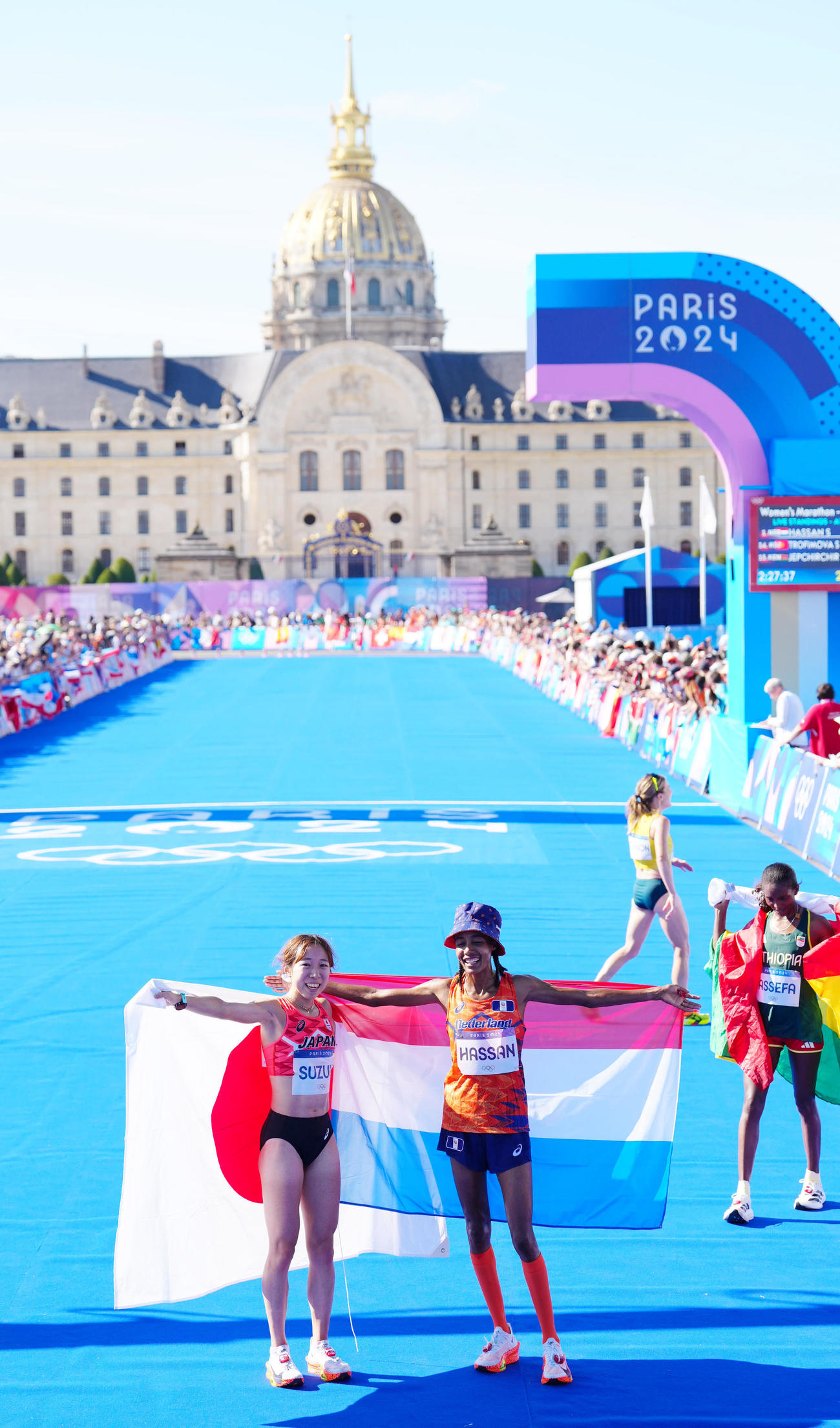 女子マラソン　6位入賞の鈴木（手前左）はハッサン（同右）と記念撮影（撮影・江口和貴）