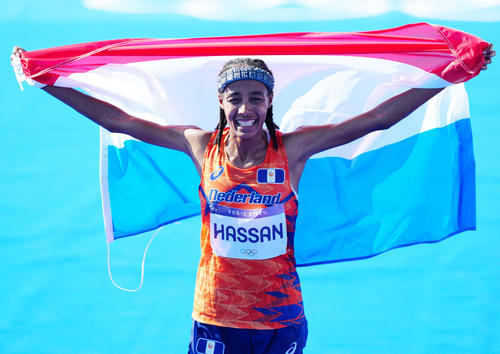 女子マラソンで優勝し国旗を掲げるオランダのハッサン（撮影・江口和貴）