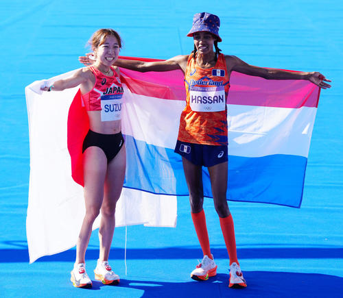 女子マラソンで6位入賞しオランダのハッサン（右）と写真に納まる鈴木（撮影・江口和貴）
