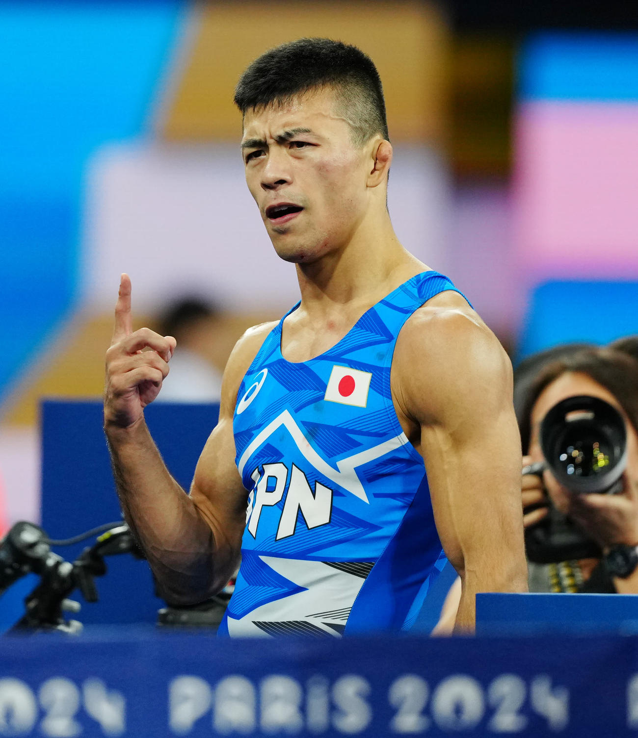 男子グレコローマンスタイル60キロ級準決勝でキルギスのシャルシェンベコフに勝利しポーズを決める文田（撮影・江口和貴）