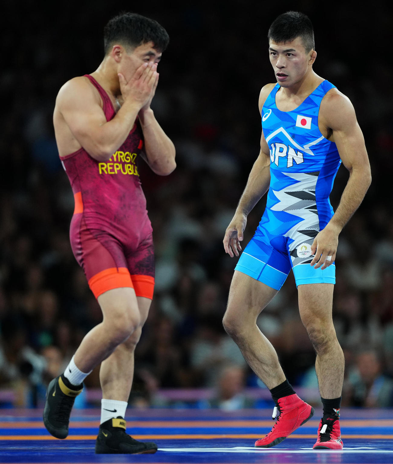男子グレコローマンスタイル60キロ級準決勝でキルギスのシャルシェンベコフ（左）からポイントを奪った文田（撮影・江口和貴）