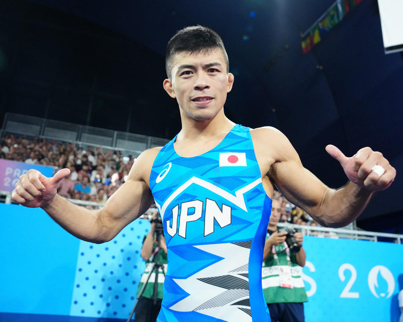 男子グレコローマンスタイル60キロ級準決勝でキルギスのシャルシェンベコフに勝利しポーズを決める文田（撮影・江口和貴）