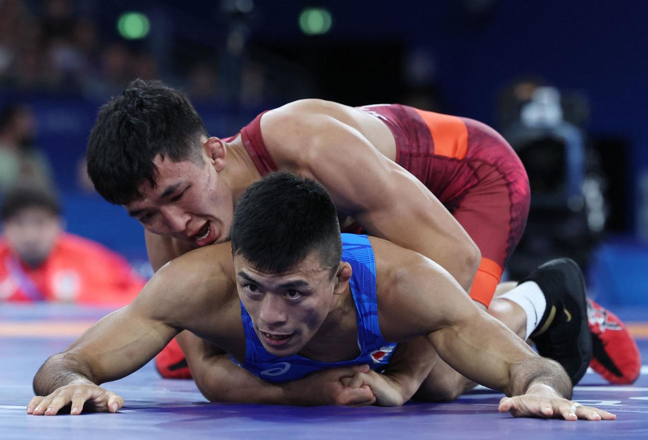 レスリング男子グレコローマンスタイル60キロ級準決勝　ゾラマン・シャルシェンベコフ（上）を破って決勝進出を決めた文田健一郎（ロイター）