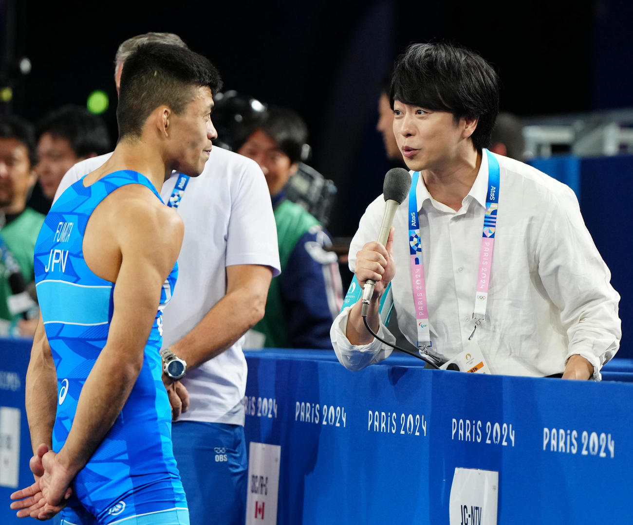 男子グレコローマンスタイル60キロ級準決勝で勝利した文田（左）にインタビューする櫻井翔（撮影・江口和貴）