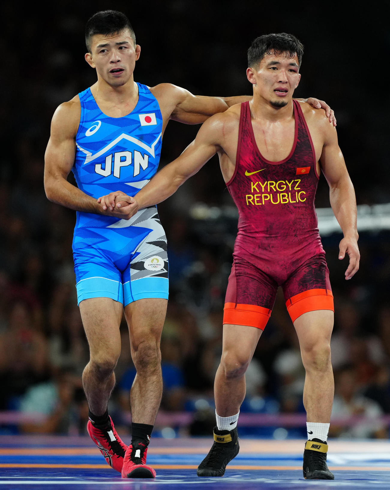 男子グレコローマンスタイル60キロ級準決勝で対戦したキルギスのシャルシェンベコフ（右）と握手を交わす文田（撮影・江口和貴）