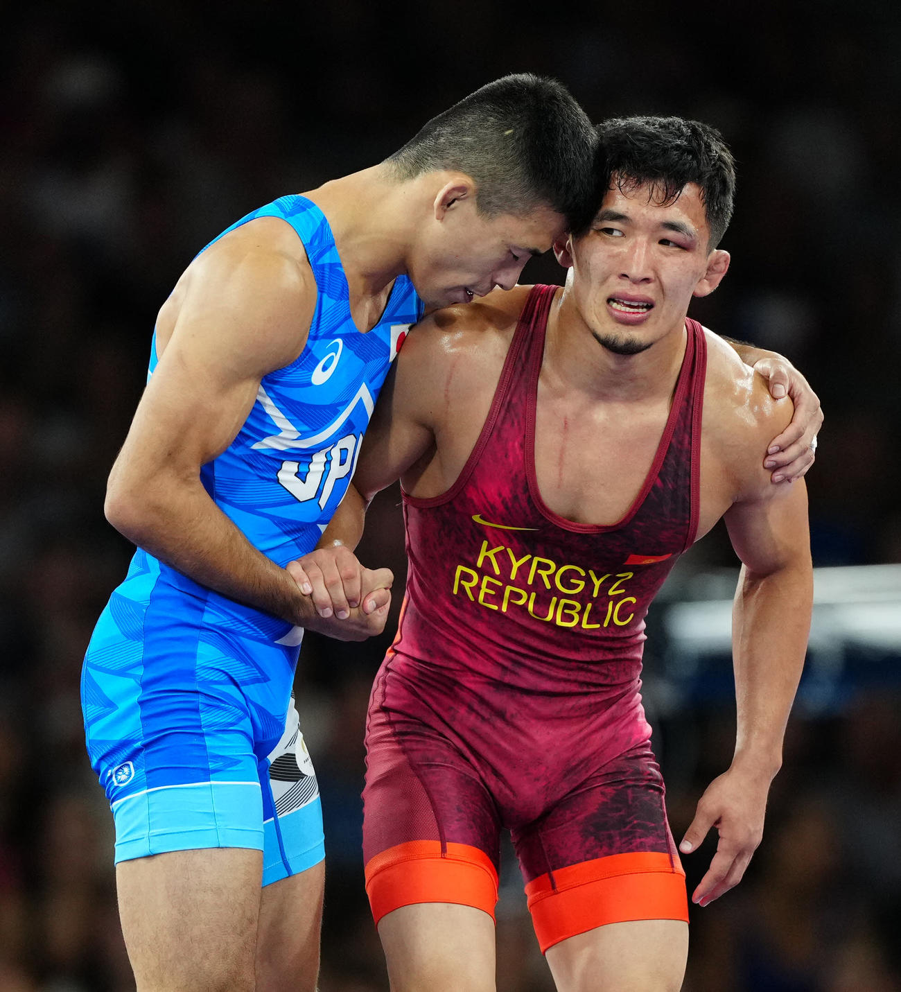 男子グレコローマンスタイル60キロ級準決勝で対戦したキルギスのシャルシェンベコフ（右）をたたえる文田（撮影・江口和貴）
