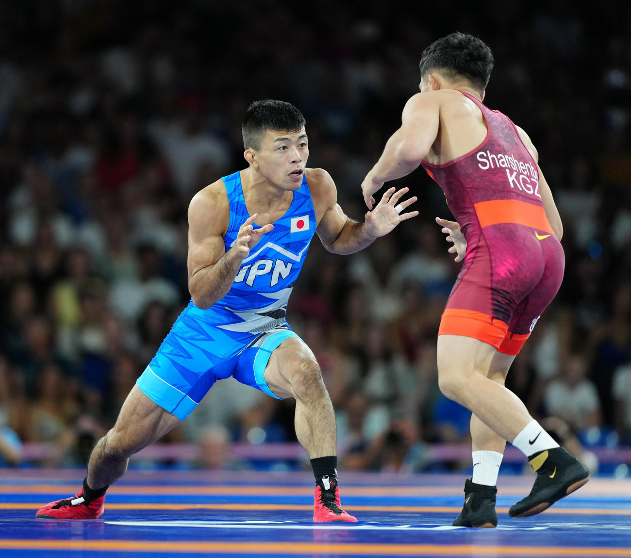 男子グレコローマンスタイル60キロ級準決勝でキルギスのシャルシェンベコフ（右）と対戦する文田（撮影・江口和貴）