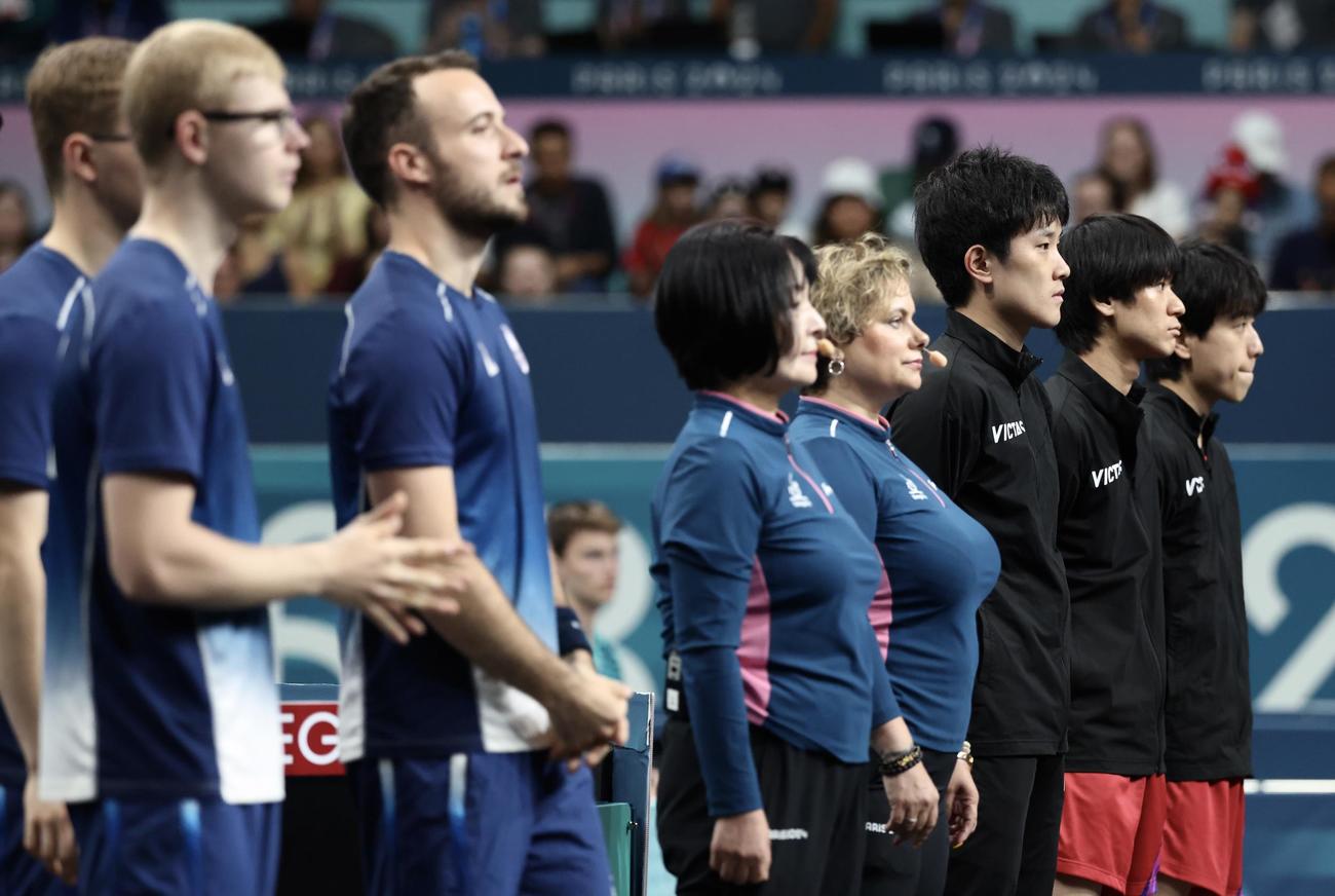 男子団体3位決定戦　日本対フランス　開始前、整列する両選手（撮影・河田真司）