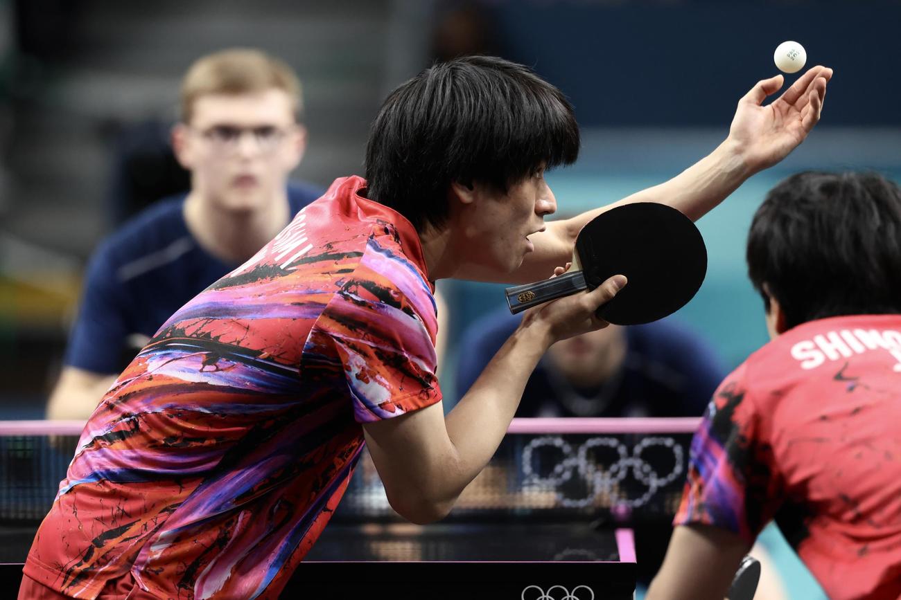 男子団体3位決定戦　日本対フランス　ダブルス第4S、サーブを放つ戸上（左）と篠塚（撮影・河田真司）