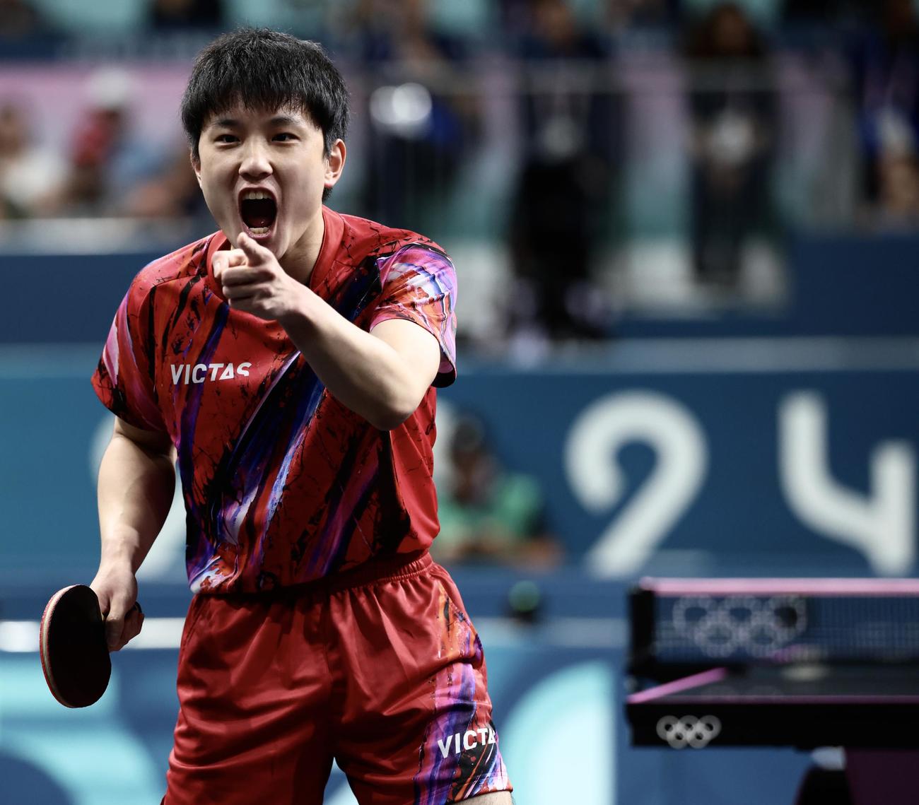 男子団体3位決定戦　日本対フランス　第1S、ポイントするシングルス1の張本（撮影・河田真司）