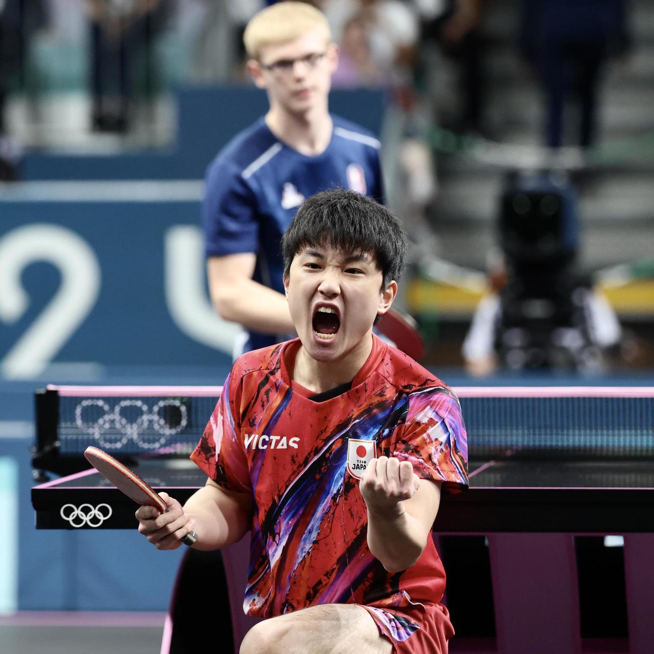 男子団体3位決定戦　日本対フランス　第1Sを奪うシングルス1の張本（撮影・河田真司）