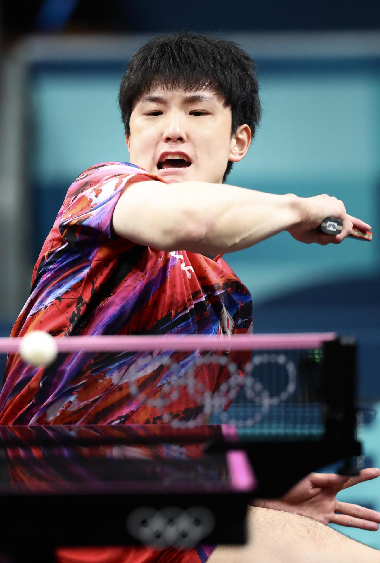 男子団体3位決定戦　日本対フランス　第2S、攻めるシングルス1の張本（撮影・河田真司）