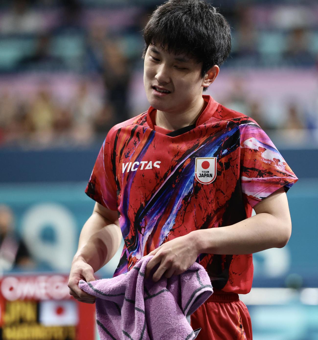 男子団体3位決定戦　日本対フランス　第2Sを落とすシングルス1の張本（撮影・河田真司）