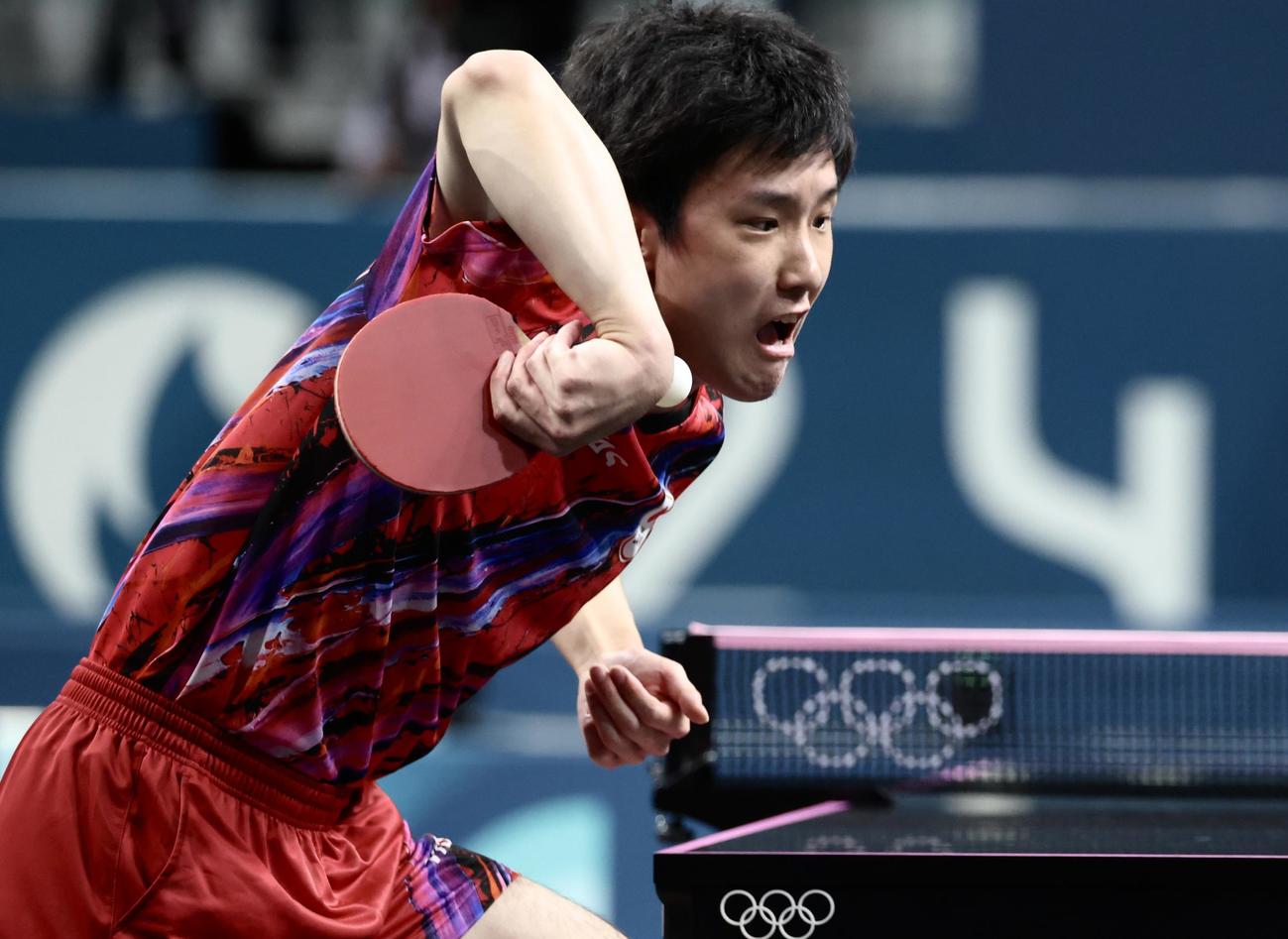 男子団体3位決定戦　日本対フランス　第3S、サーブを放つシングルス1の張本（撮影・河田真司）
