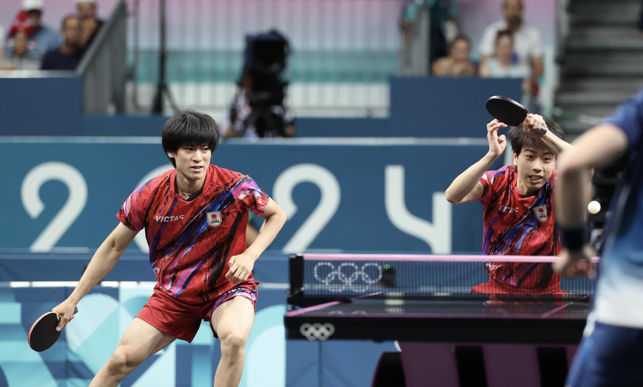 男子団体3位決定戦　日本対フランス　ダブルス第1S、攻める戸上（左）と篠塚（撮影・河田真司）