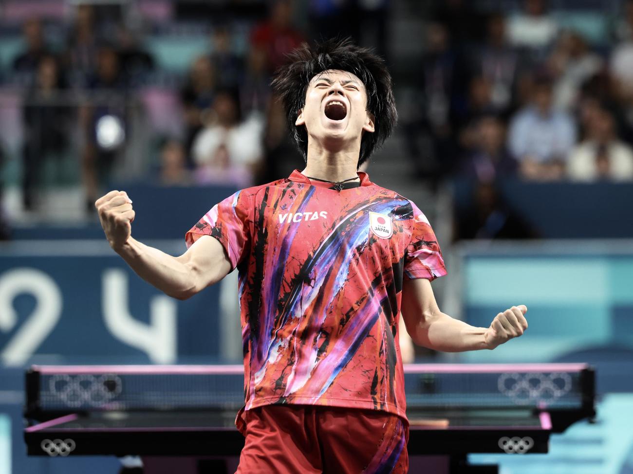 男子団体3位決定戦　日本対フランス　シングルス2で勝利する戸上（撮影・河田真司）
