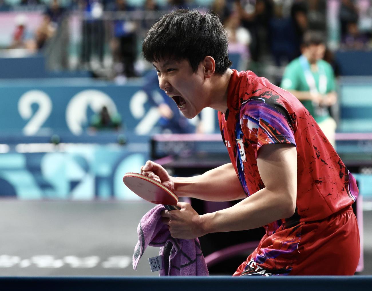 男子団体3位決定戦　日本対フランス　シングルス3で勝利する張本（撮影・河田真司）