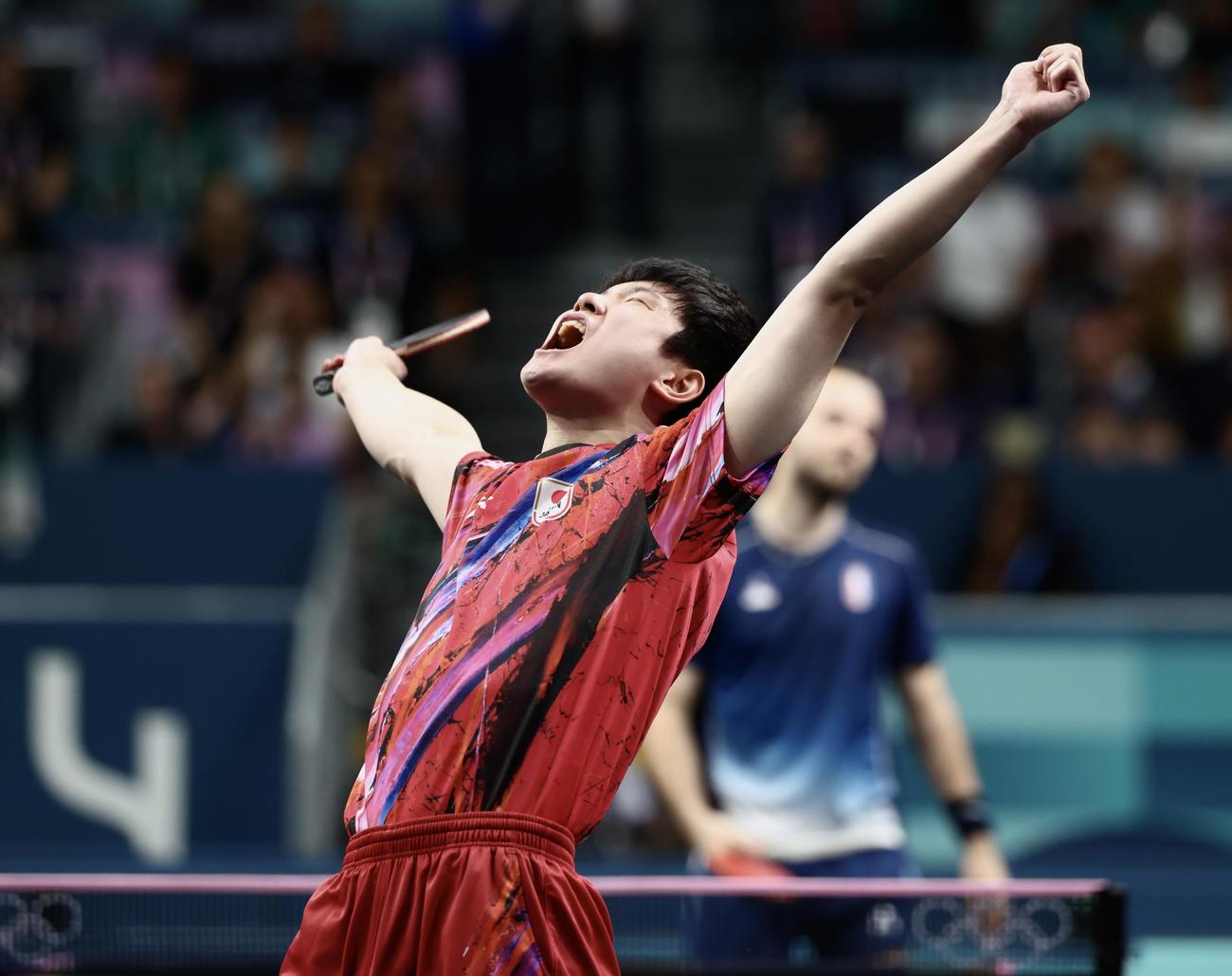 男子団体3位決定戦　日本対フランス　シングルス3で勝利する張本（撮影・河田真司）