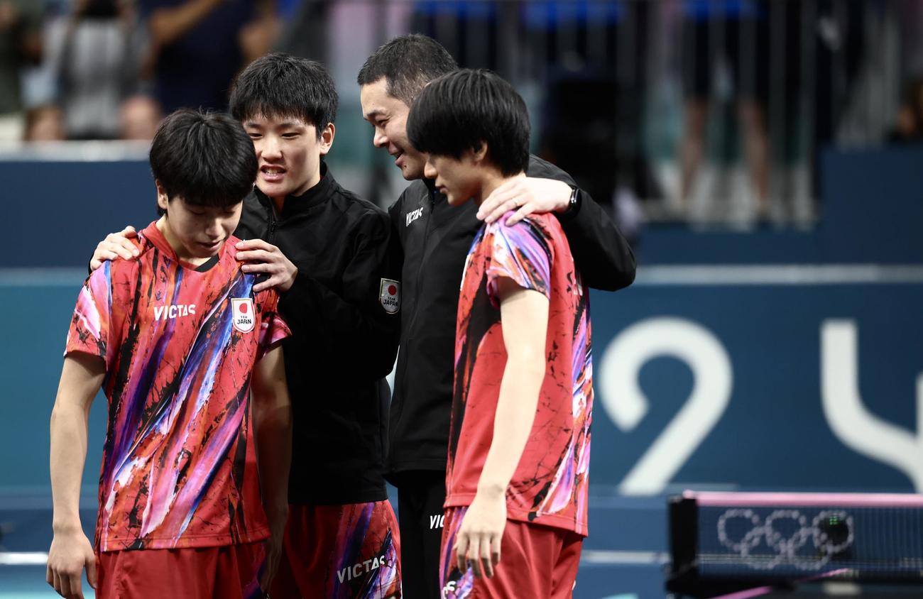 男子団体3位決定戦　日本対フランス　フランスに敗れ、最終シングルで敗れた篠塚（左）を労う張本（左から2人目）ら卓球男子日本代表（撮影・河田真司）