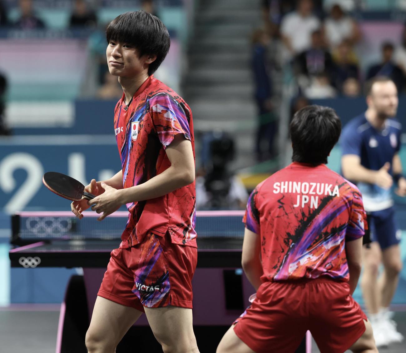 男子団体3位決定戦　日本対フランス　ダブルス第2S、ポイントを許す戸上（左）と篠塚（撮影・河田真司）