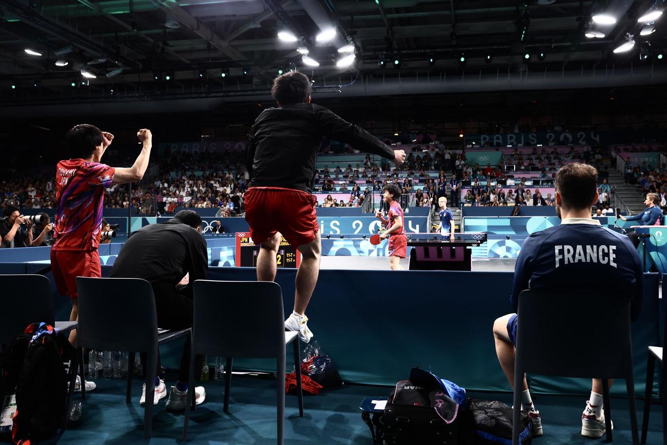 男子団体3位決定戦　日本対フランス　第3Sを奪うシングルス4の篠塚（撮影・河田真司）