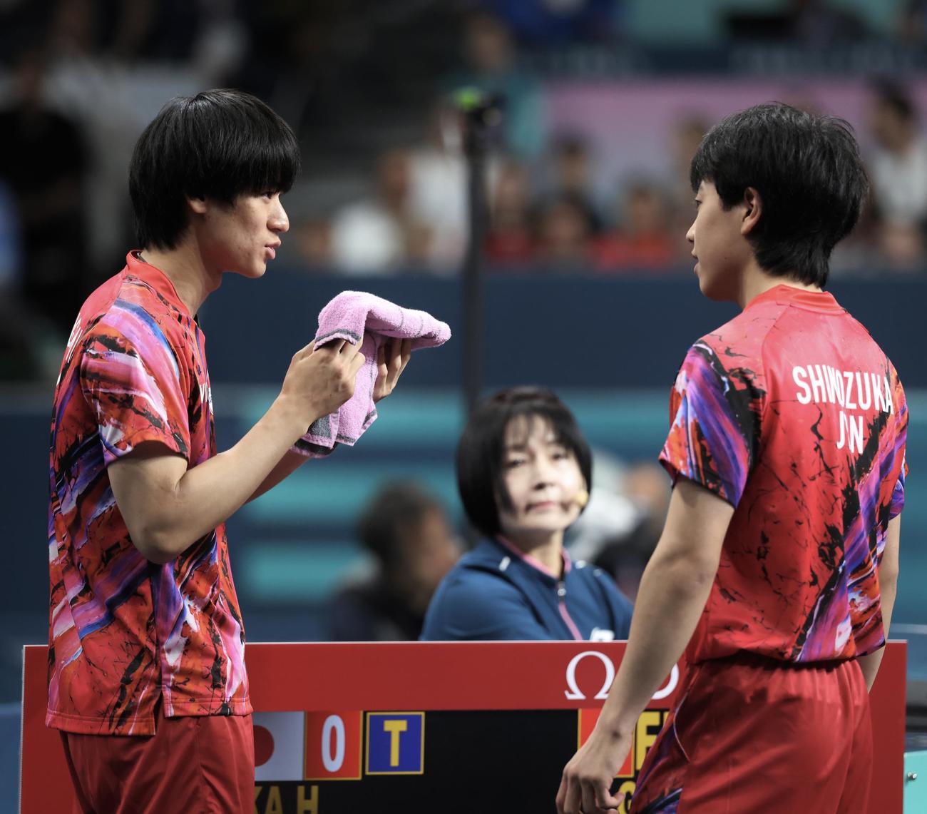 男子団体3位決定戦　日本対フランス　ダブルス第4S、言葉を交わす戸上（左）と篠塚（撮影・河田真司）