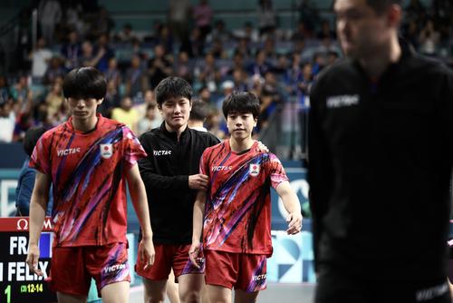 男子団体3位決定戦　日本対フランス　フランスに敗れ銅メダルを逃し、引き揚げる張本（左から2人目）ら卓球男子日本代表（撮影・河田真司）