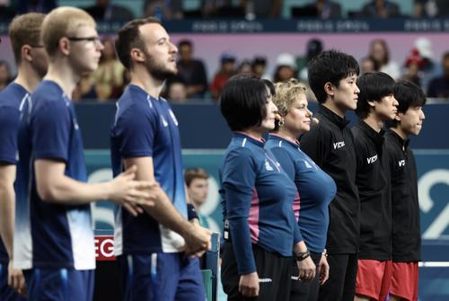 男子団体3位決定戦　日本対フランス　開始前、整列する両選手（撮影・河田真司）