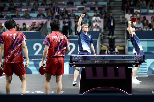 男子団体3位決定戦　日本対フランス　ダブルスで敗れる戸上（左）と篠塚（撮影・河田真司）
