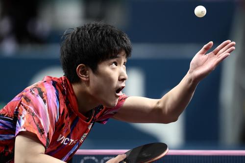 男子団体3位決定戦　日本対フランス　第1S、サーブを放つシングルス1の張本（撮影・河田真司）